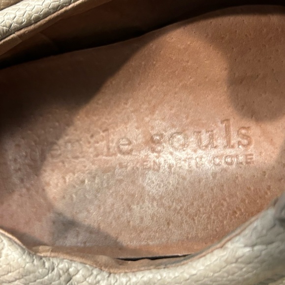 GENTLE SOULS by Kenneth Cole 8M Nude Haddie embossed leather comfort sneakers - Picture 4 of 8